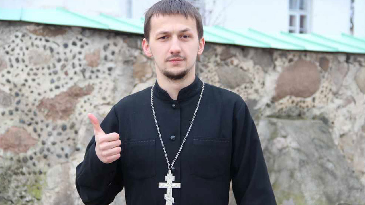 Приход батюшки. Православный священник. Молодой священник.