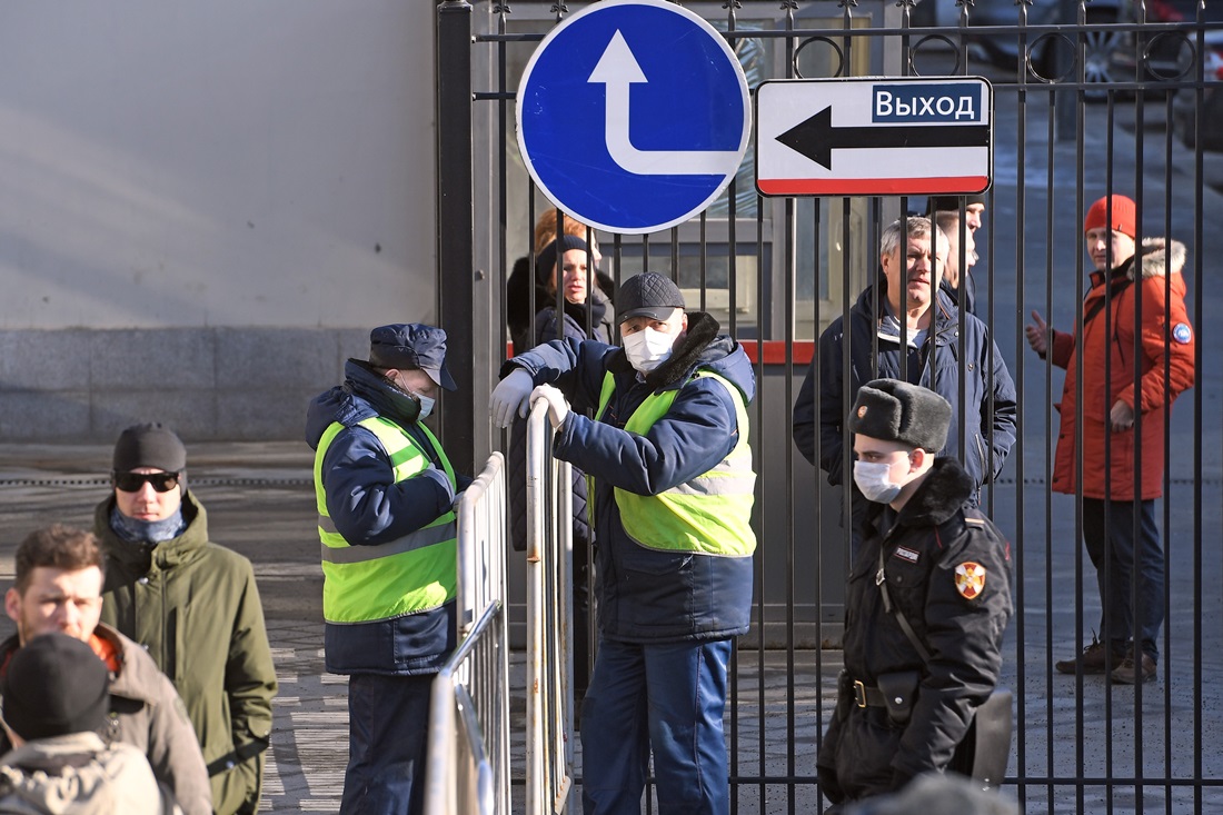 Власти Москвы обсуждают план полного закрытия города на карантин, ограничения  работы метро и въезда в столицу