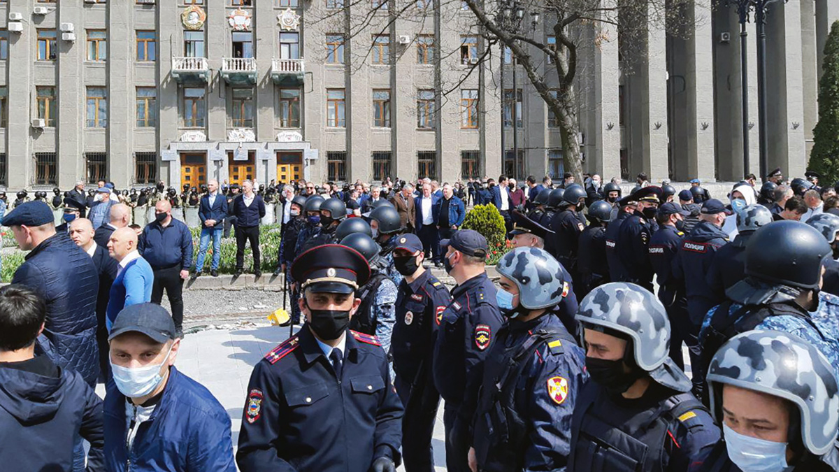 Жители Владикавказа вышли на народный сход против самоизоляции. Они  считают, что власти их обманывают