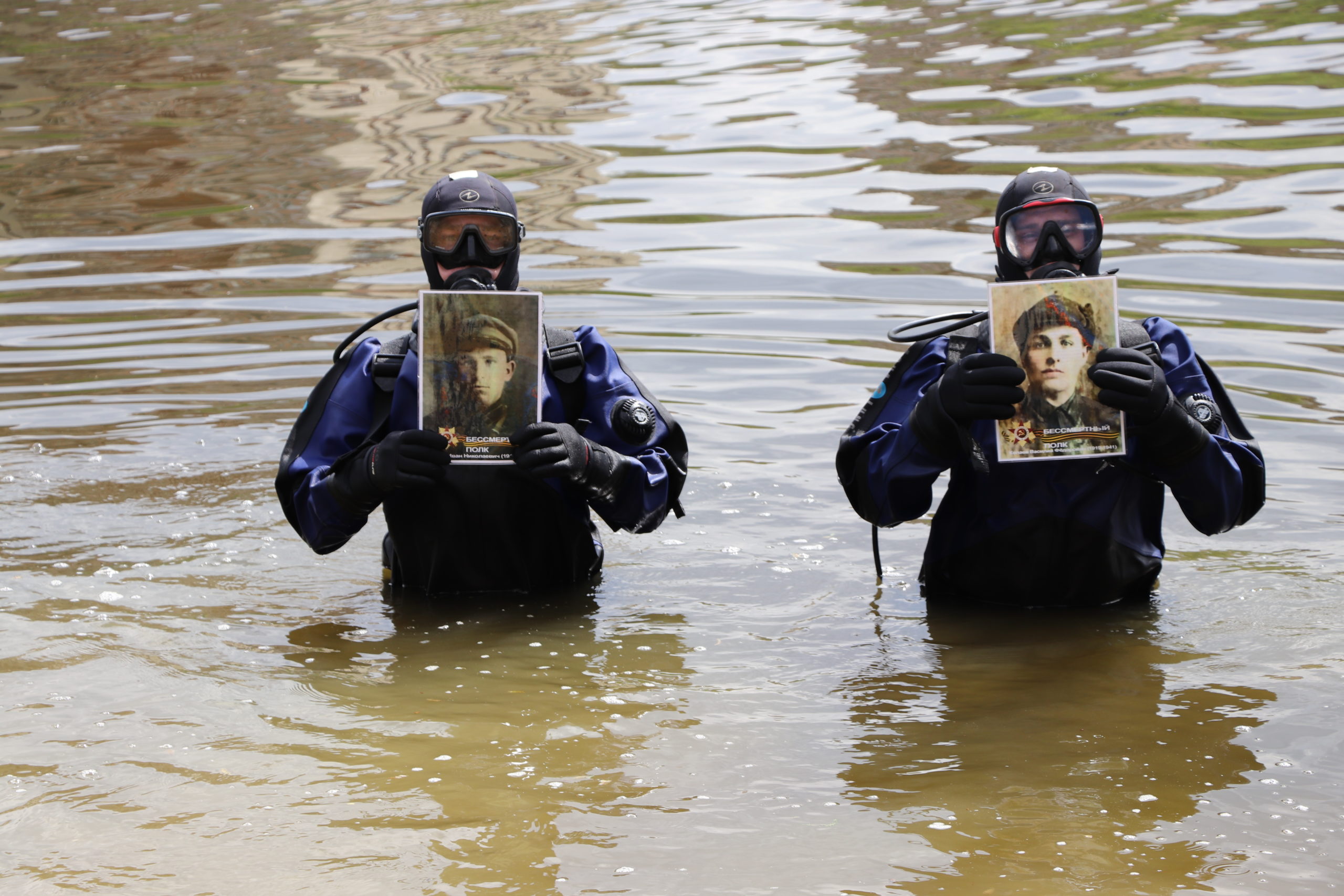 В Орле «Бессмертный полк» провели под водой. Водолазы прошли с портретами  ветеранов по дну