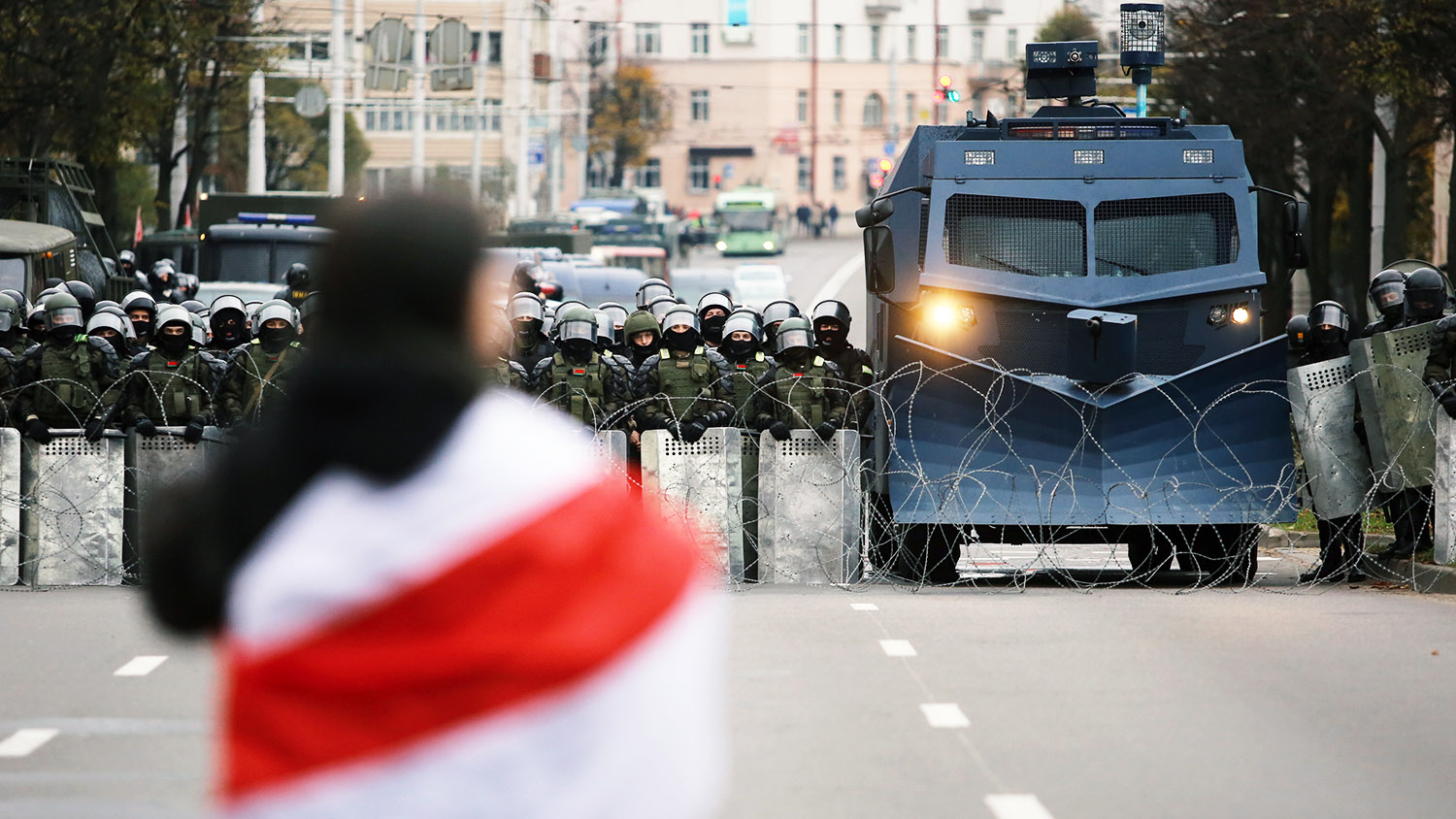 В центр Минска на акцию протеста впервые стянули бронированные вездеходы с  пулемётами