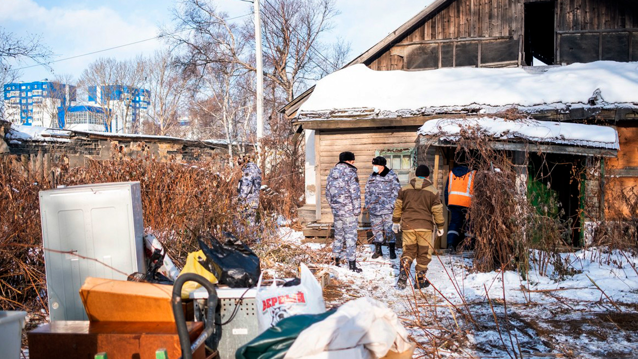 Все руки в синяках»: на Сахалине пенсионерку выселили силой и снесли её дом