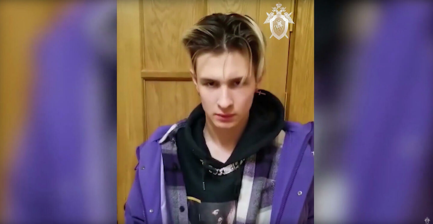 Суд арестовал 18-летнего тиктокера за нападение на автомобиль ФСБ. Сам он  жаловался на избиения