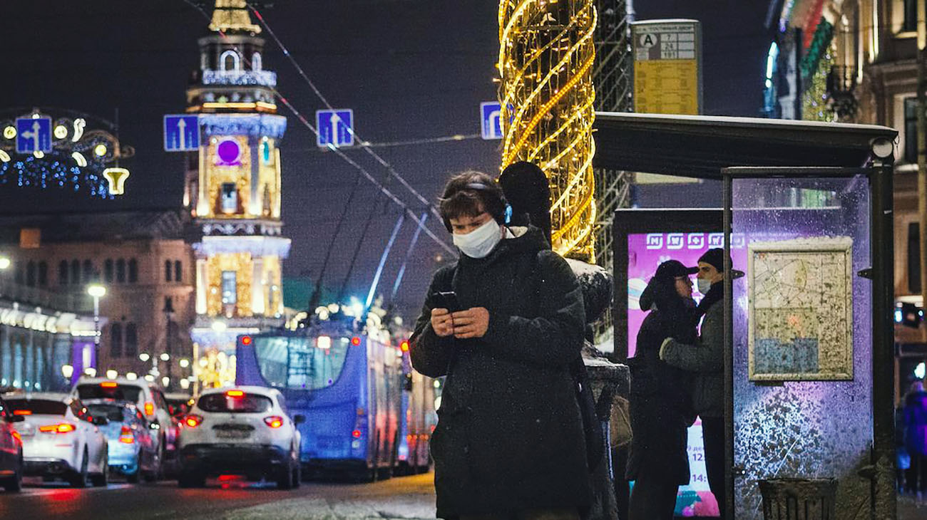 Заболел за границей. Парень фотографирует прохожих на Невском. Москва фото прохожих 2024. Санкт Петербург фото прохожих 2022.