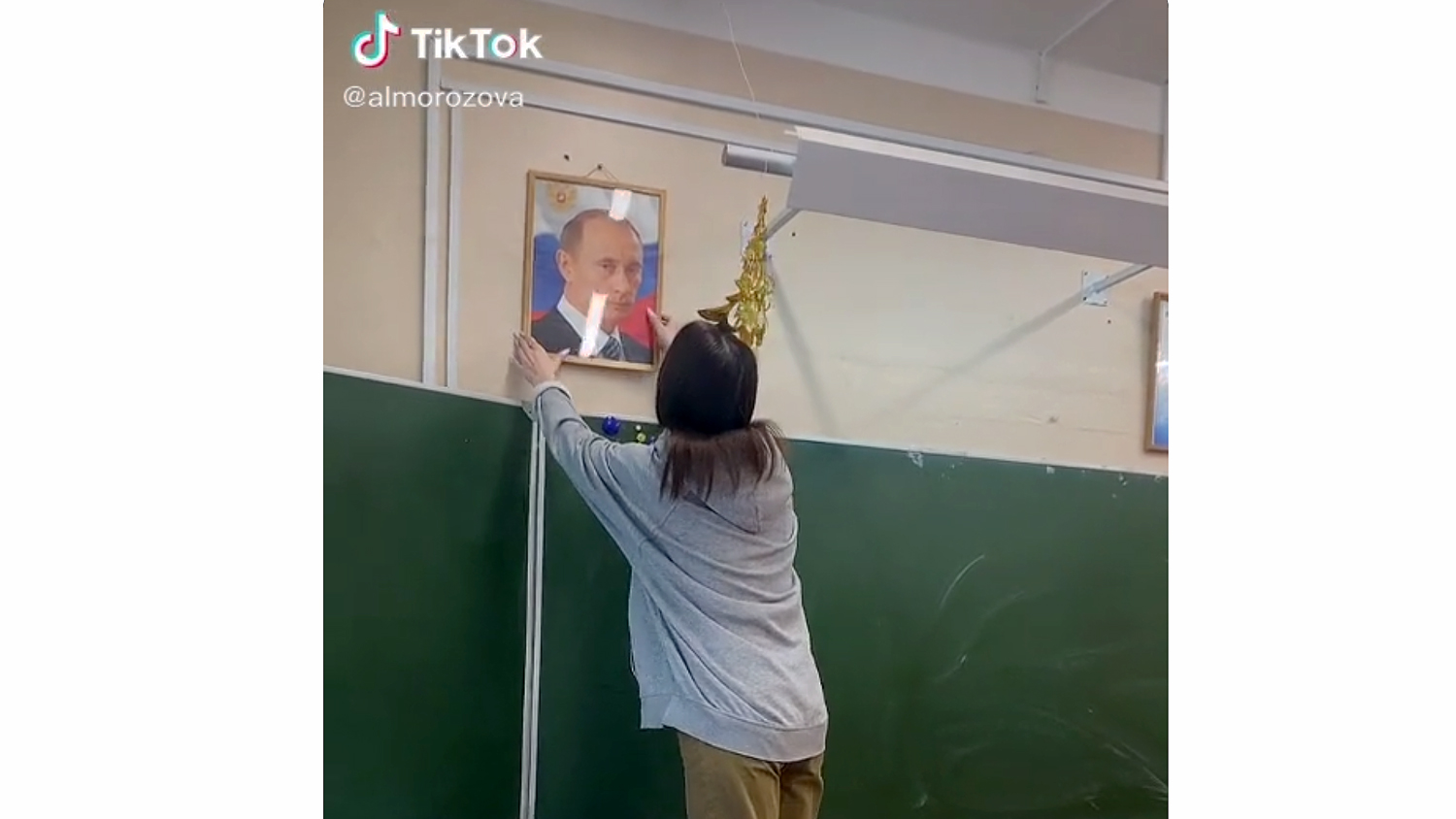 Быть против родины фейс. Портрет Путина в классе. Повесить портрет на стену. Дети снимают портреты Путина в школах.