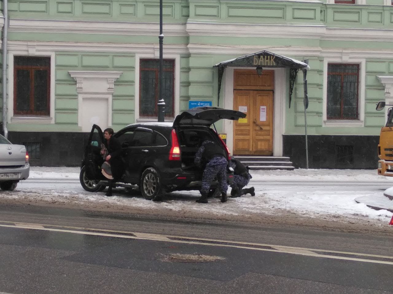 Росгвардейцы в ходе протестов поменяли колесо на машине помощнице юмориста  Петросяна