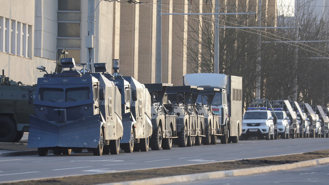 Лукашенко разрешил применять военную технику для разгона акций протеста