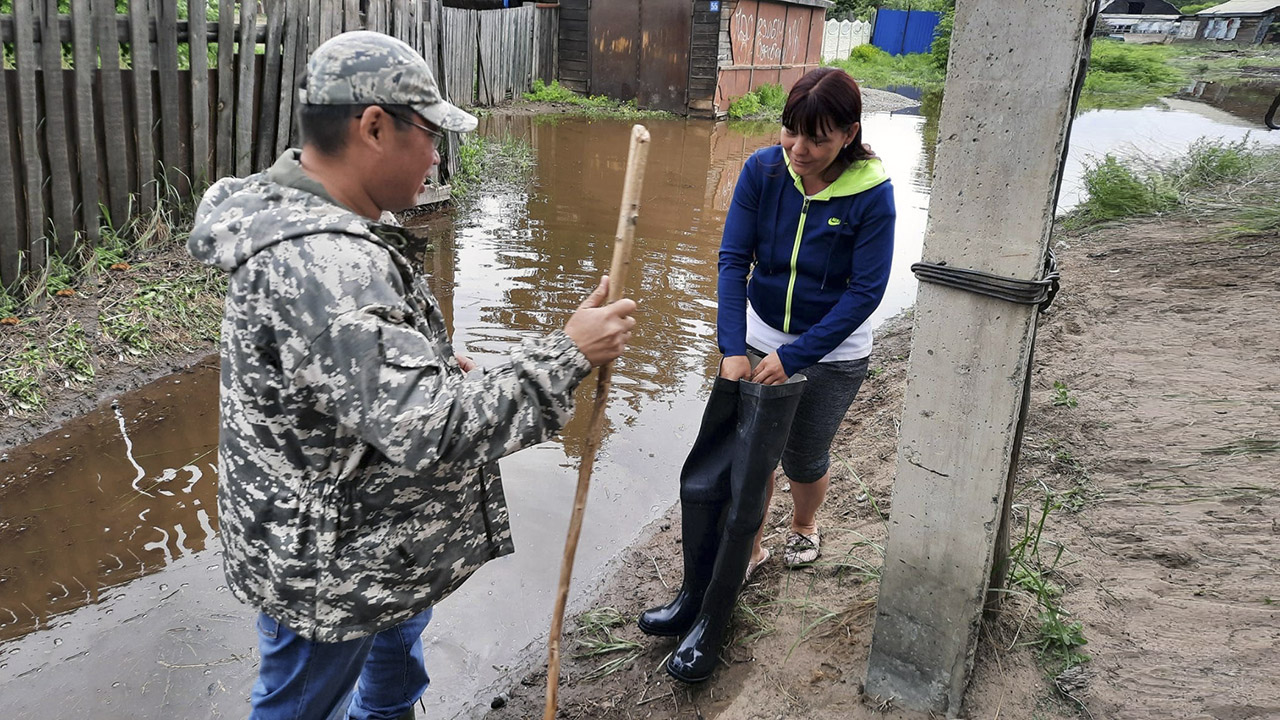 Мэр из Тувы подарил женщине, чьи участок и дом затопило водой, свои  резиновые сапоги